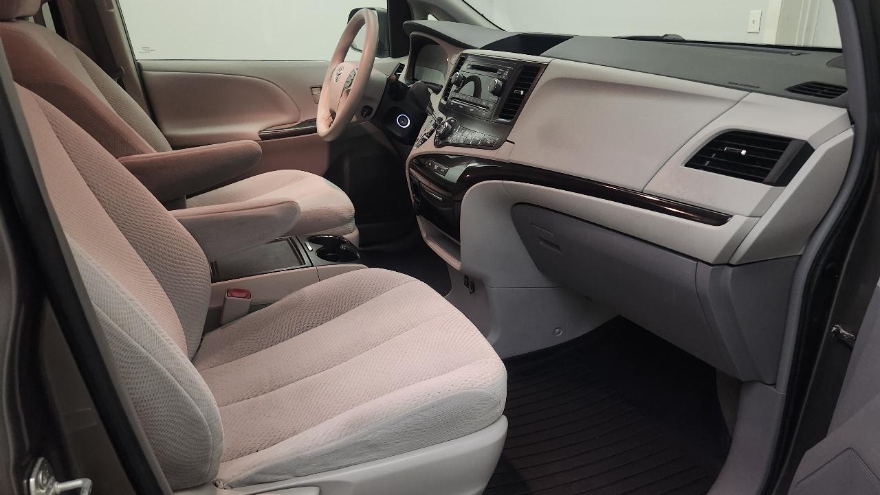 Toyota Sienna LE 2014