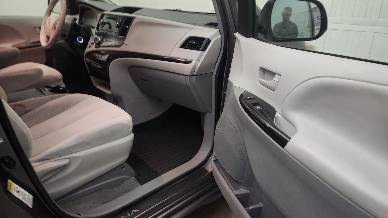 Toyota Sienna LE 2014