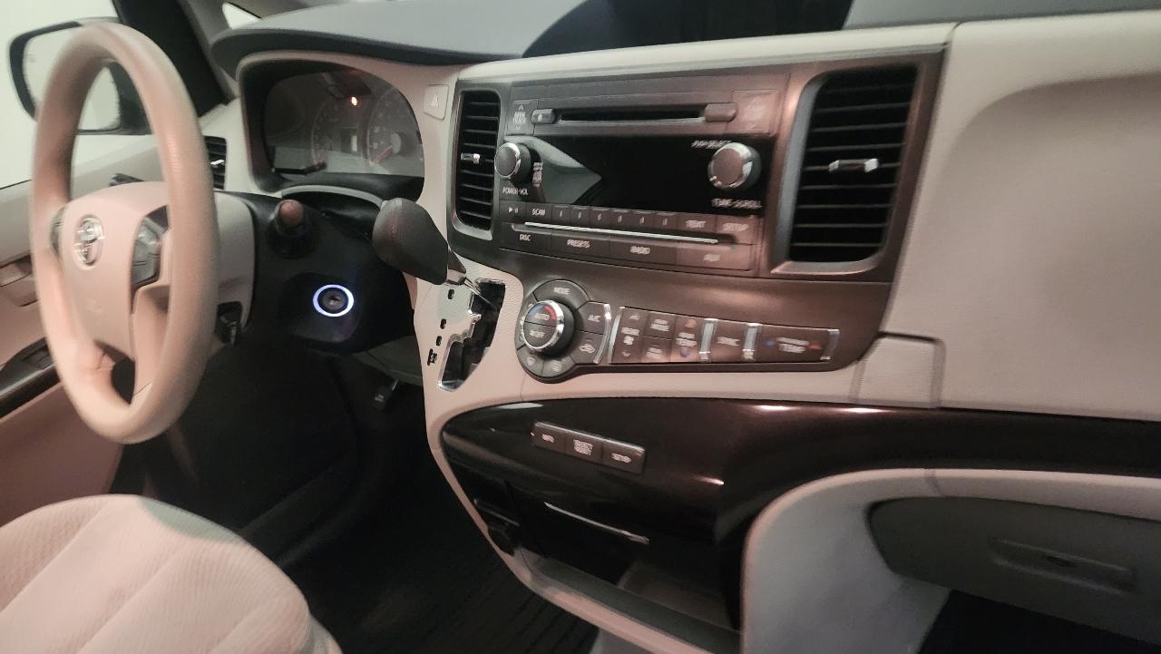 Toyota Sienna LE 2014