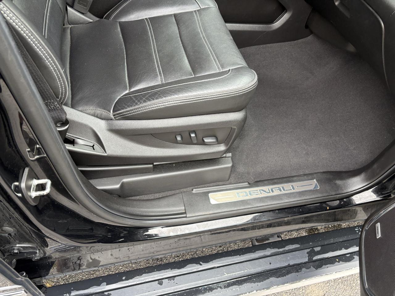 GMC Yukon XL Denali 4WD 2019