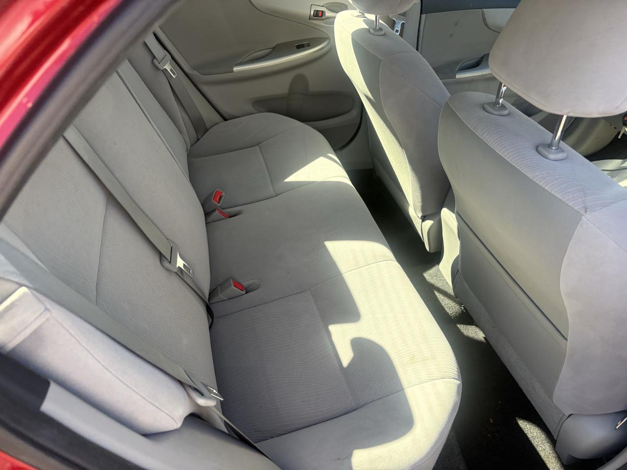 Toyota Corolla LE 4-Speed AT 2011