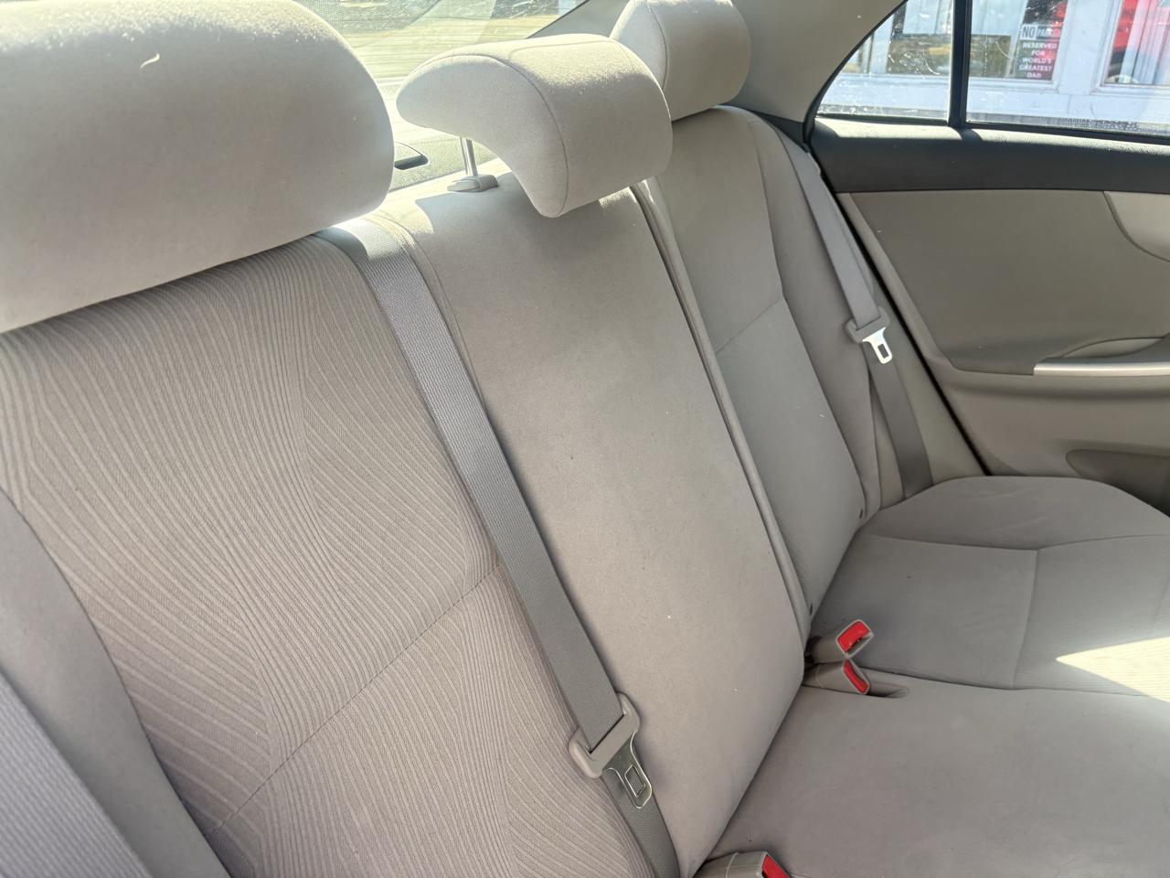 Toyota Corolla LE 4-Speed AT 2011