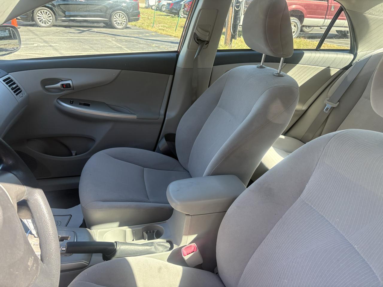Toyota Corolla LE 4-Speed AT 2011