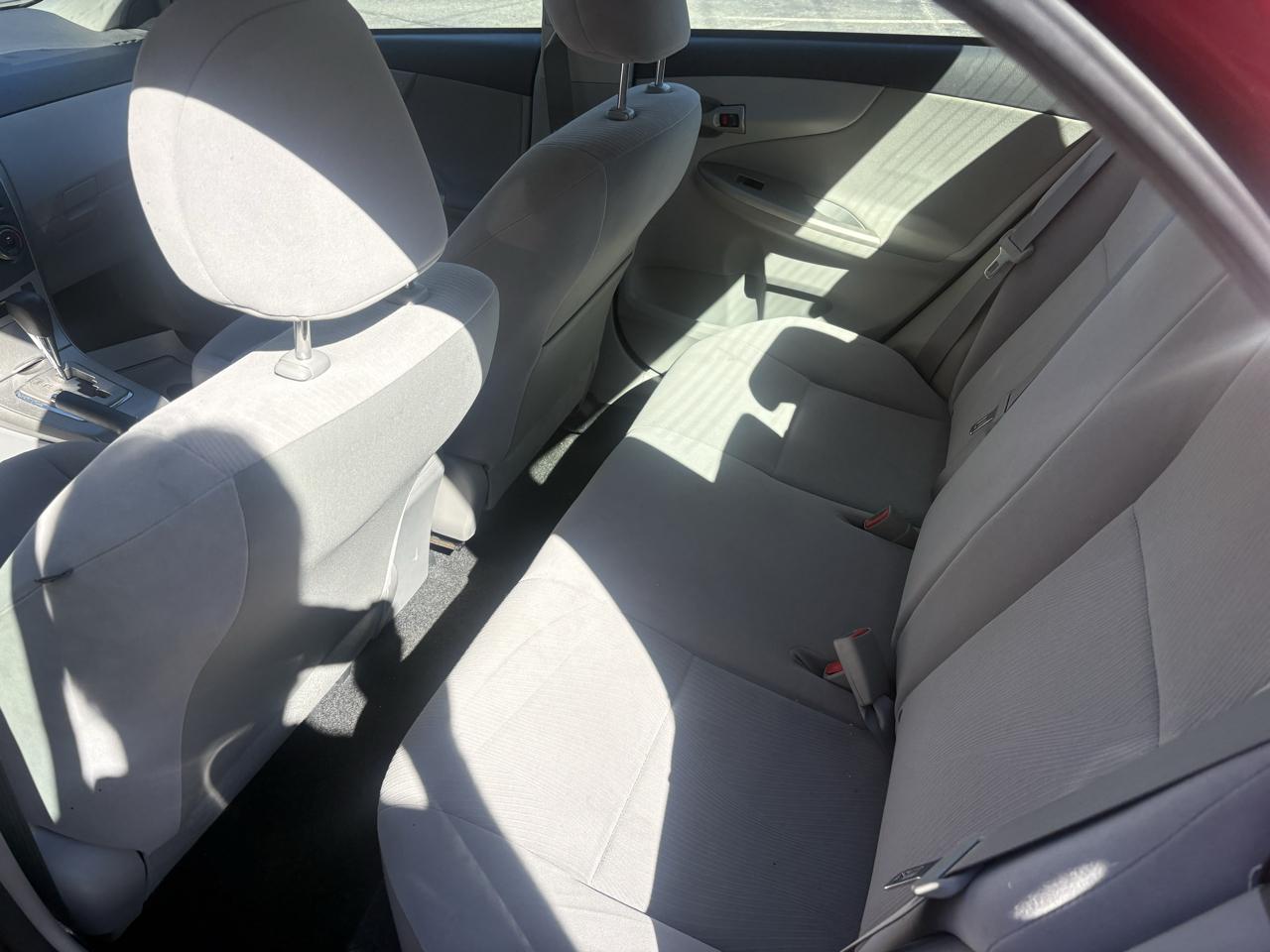 Toyota Corolla LE 4-Speed AT 2011