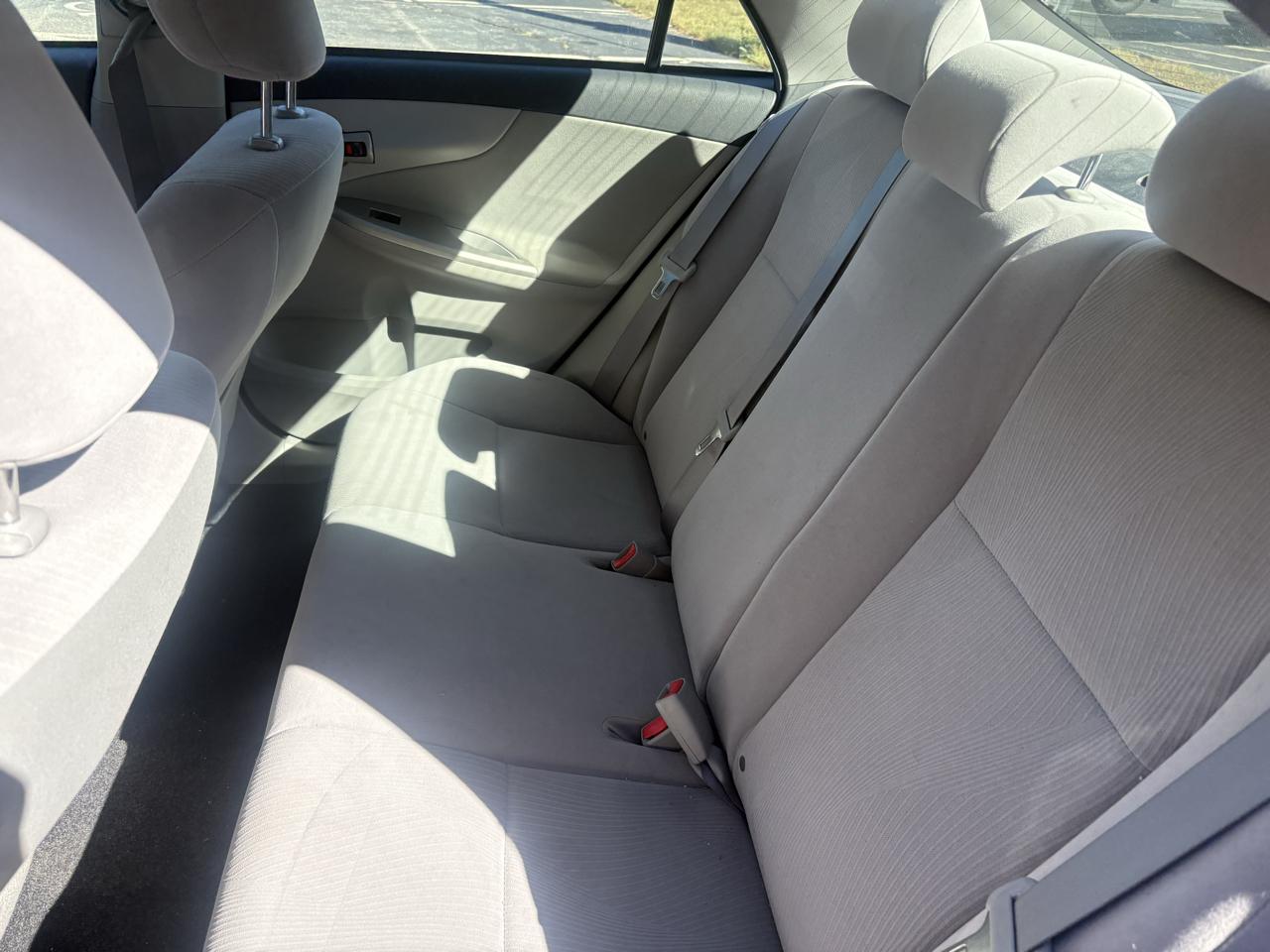 Toyota Corolla LE 4-Speed AT 2011