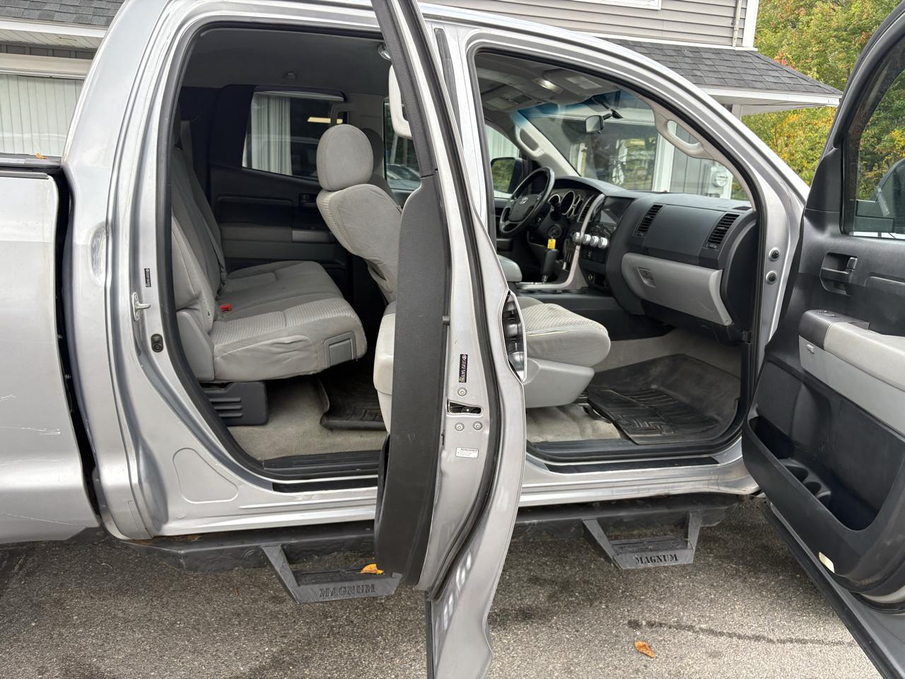Toyota Tundra Tundra-Grade 5.7L Double Cab 4WD 2010
