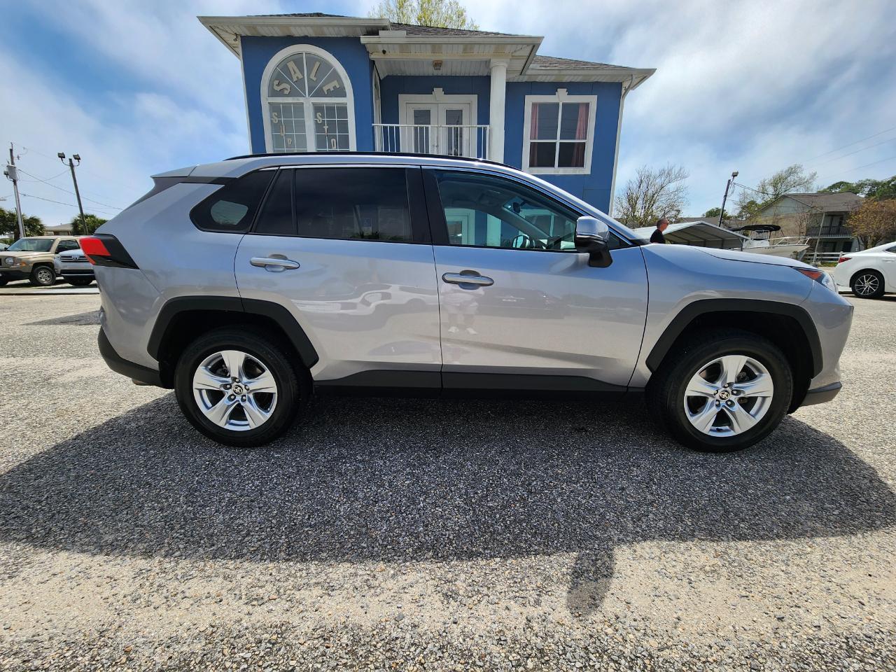 Toyota RAV4 XLE FWD 2021