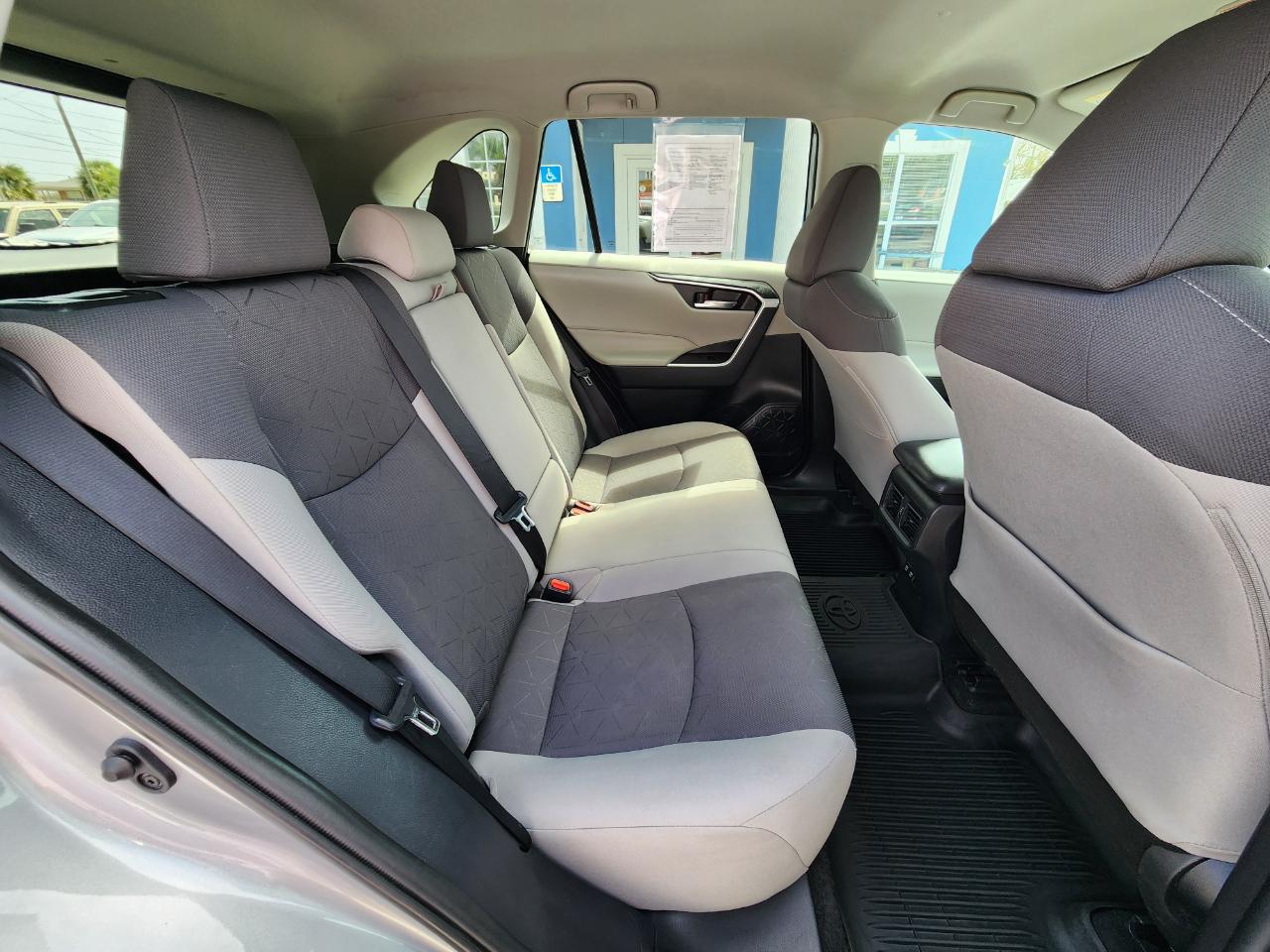 Toyota RAV4 XLE FWD 2021