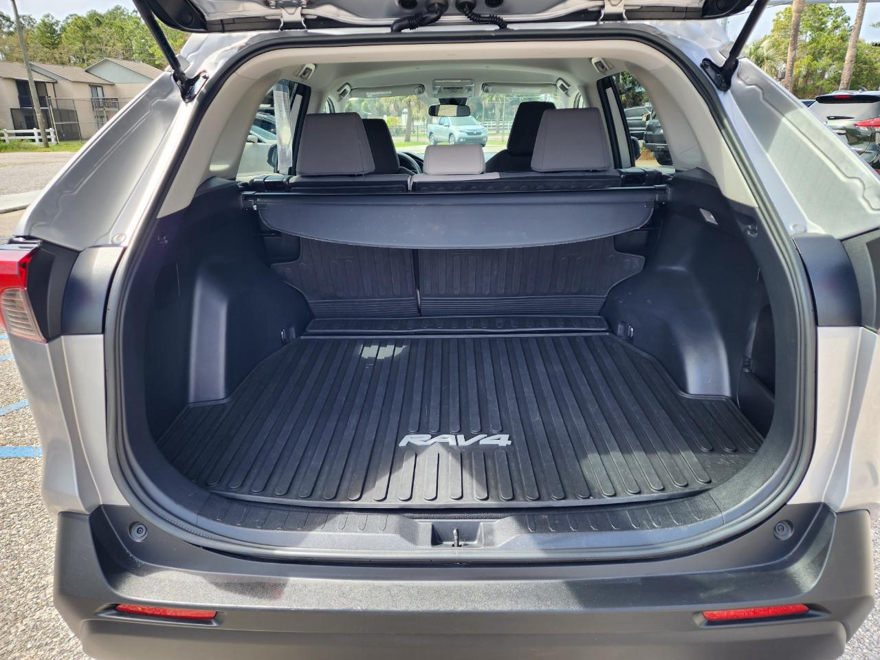 Toyota RAV4 XLE FWD 2021