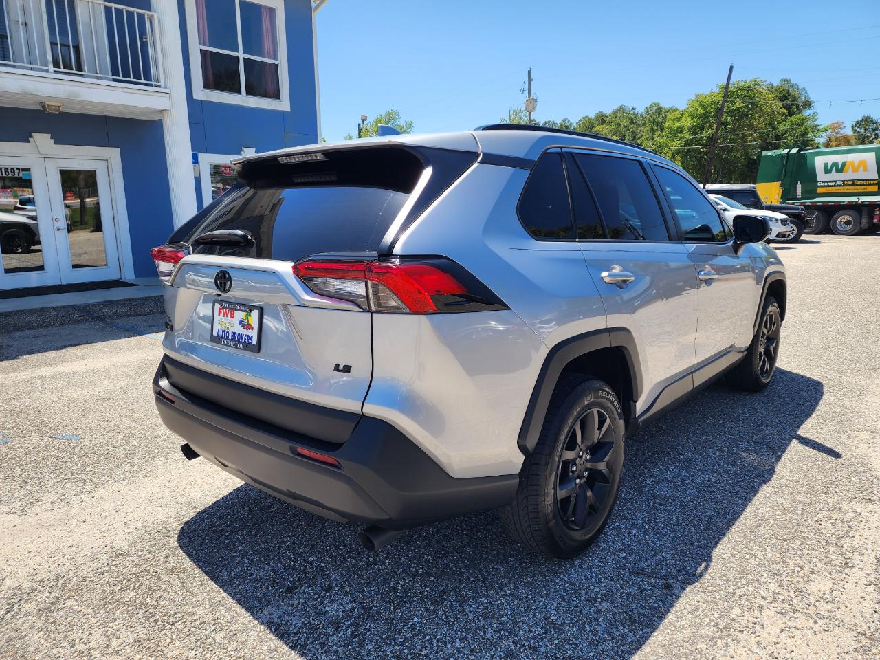 Toyota RAV4 LE FWD (Natl) 2021