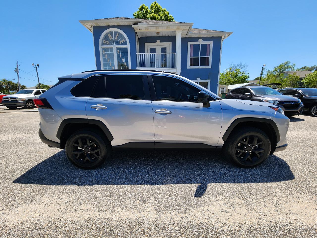 Toyota RAV4 LE FWD (Natl) 2021