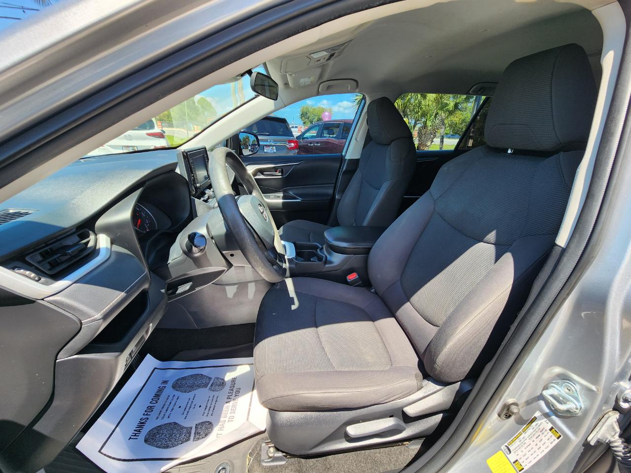 Toyota RAV4 LE FWD (Natl) 2021