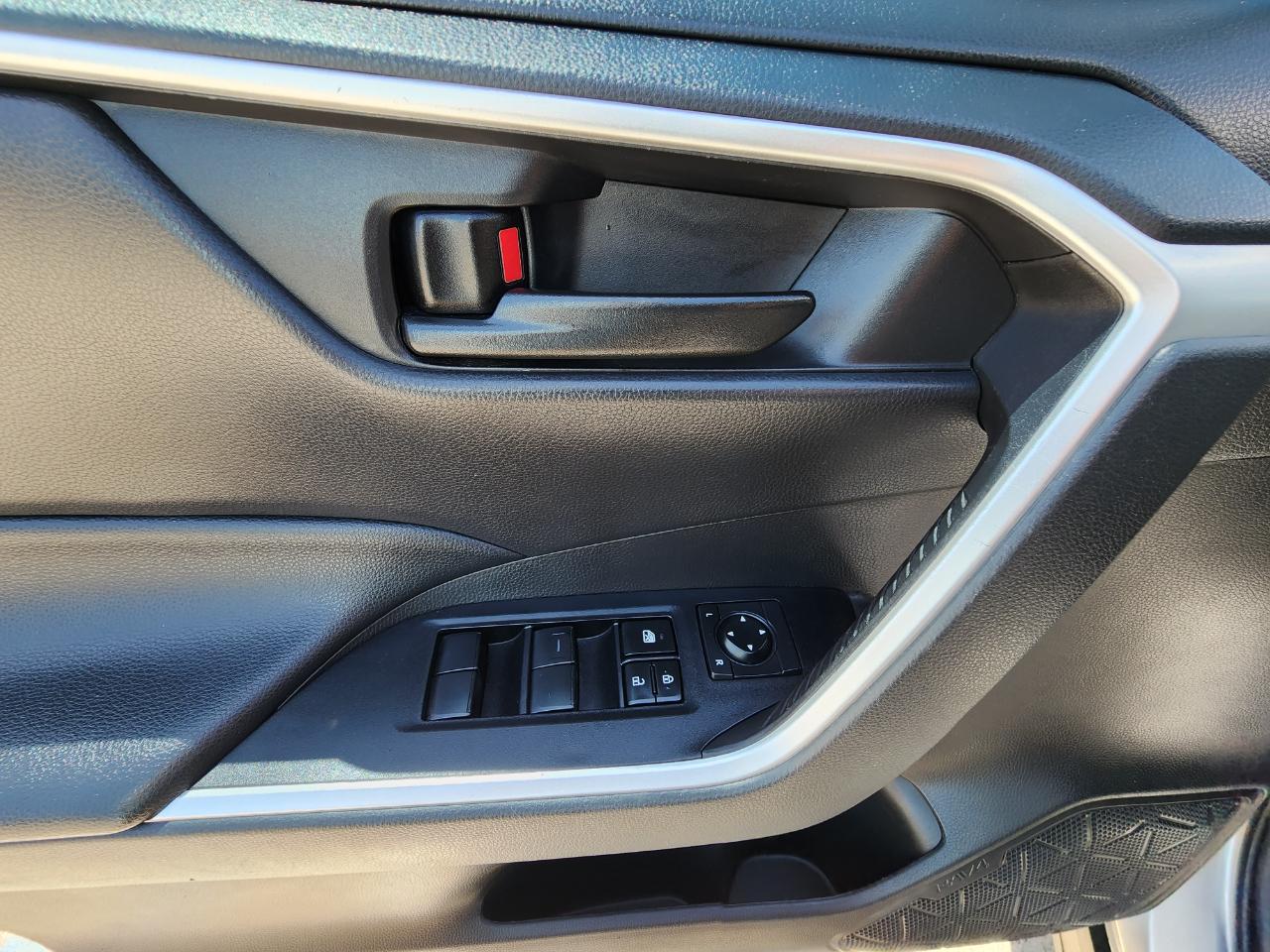 Toyota RAV4 LE FWD (Natl) 2021