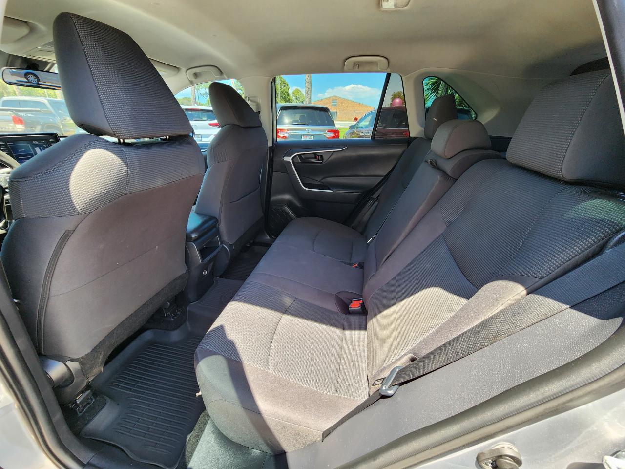 Toyota RAV4 LE FWD (Natl) 2021