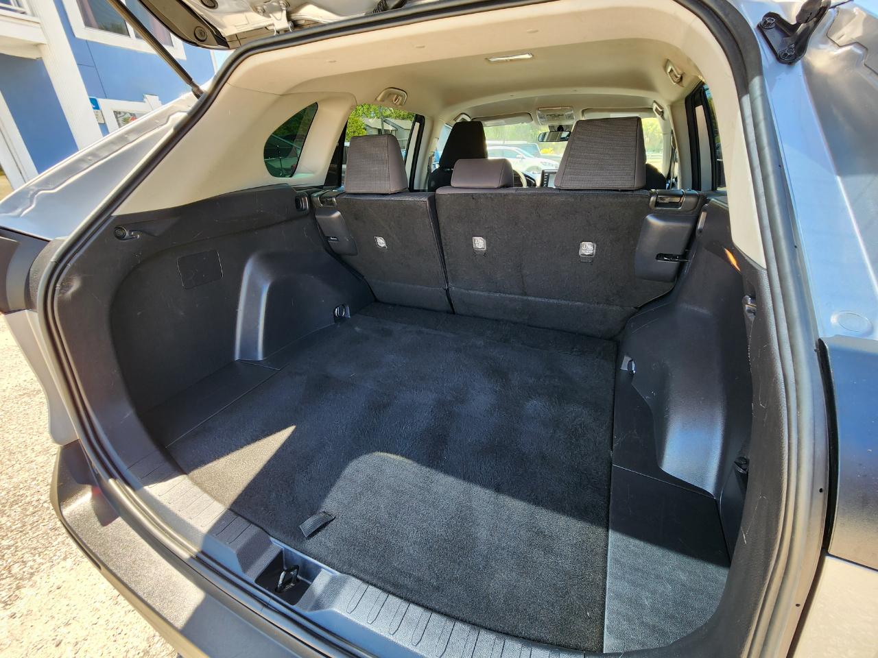 Toyota RAV4 LE FWD (Natl) 2021