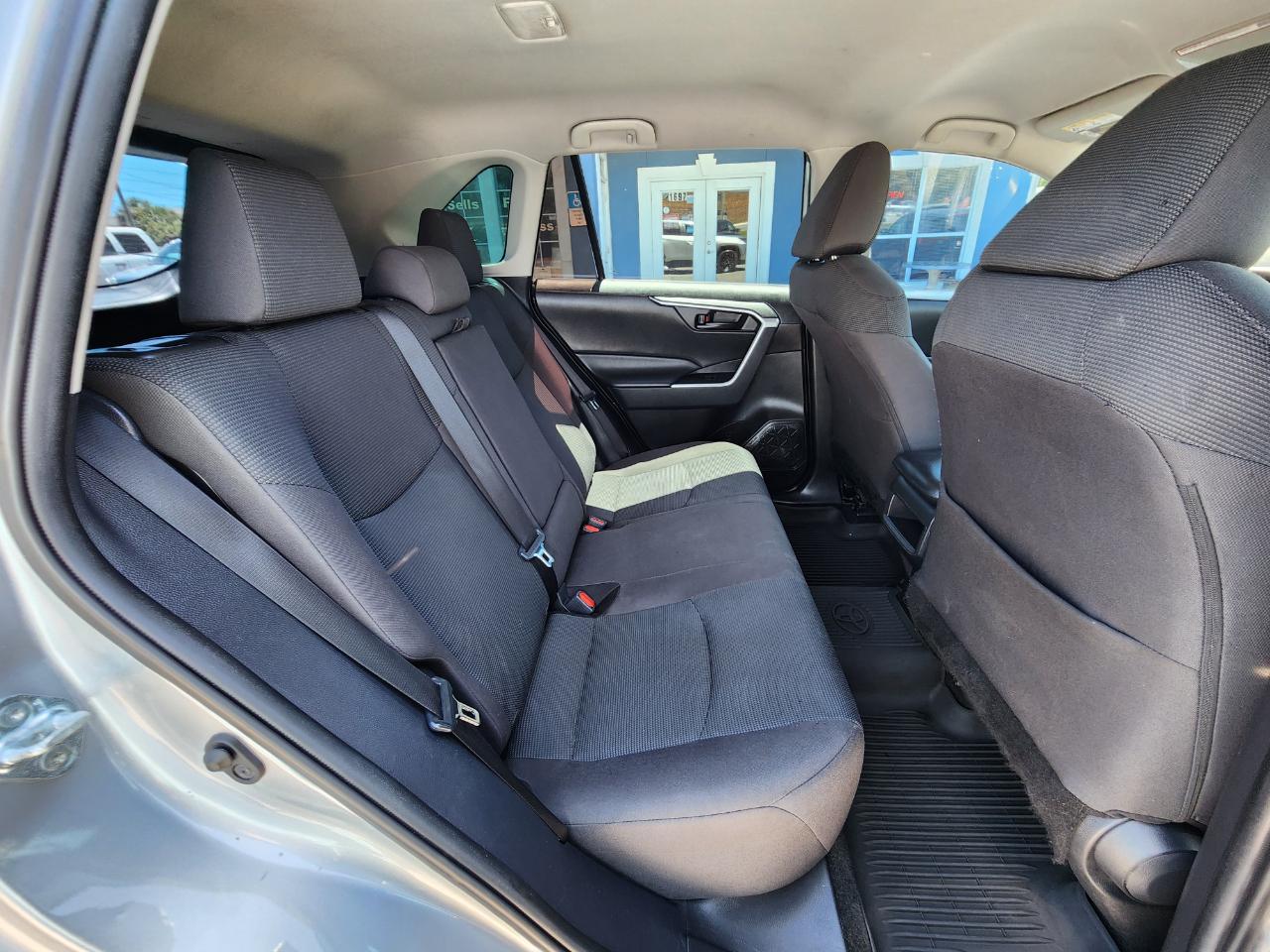 Toyota RAV4 LE FWD (Natl) 2021