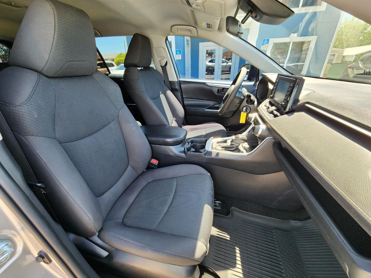 Toyota RAV4 LE FWD (Natl) 2021