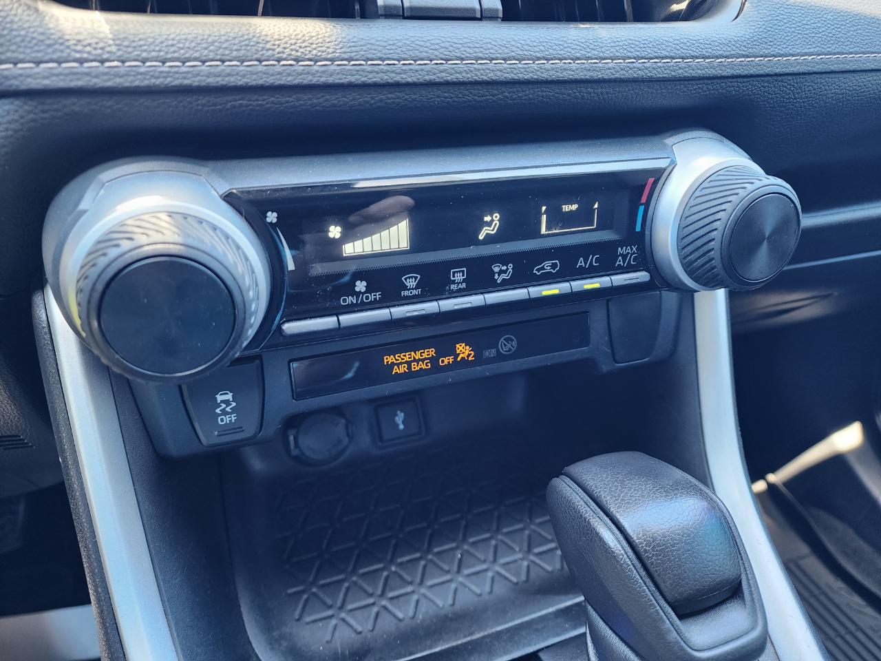 Toyota RAV4 LE FWD (Natl) 2021