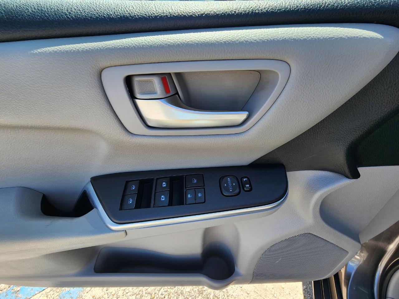 Toyota Camry 4dr Sdn I4 Auto XLE (Natl) 2016