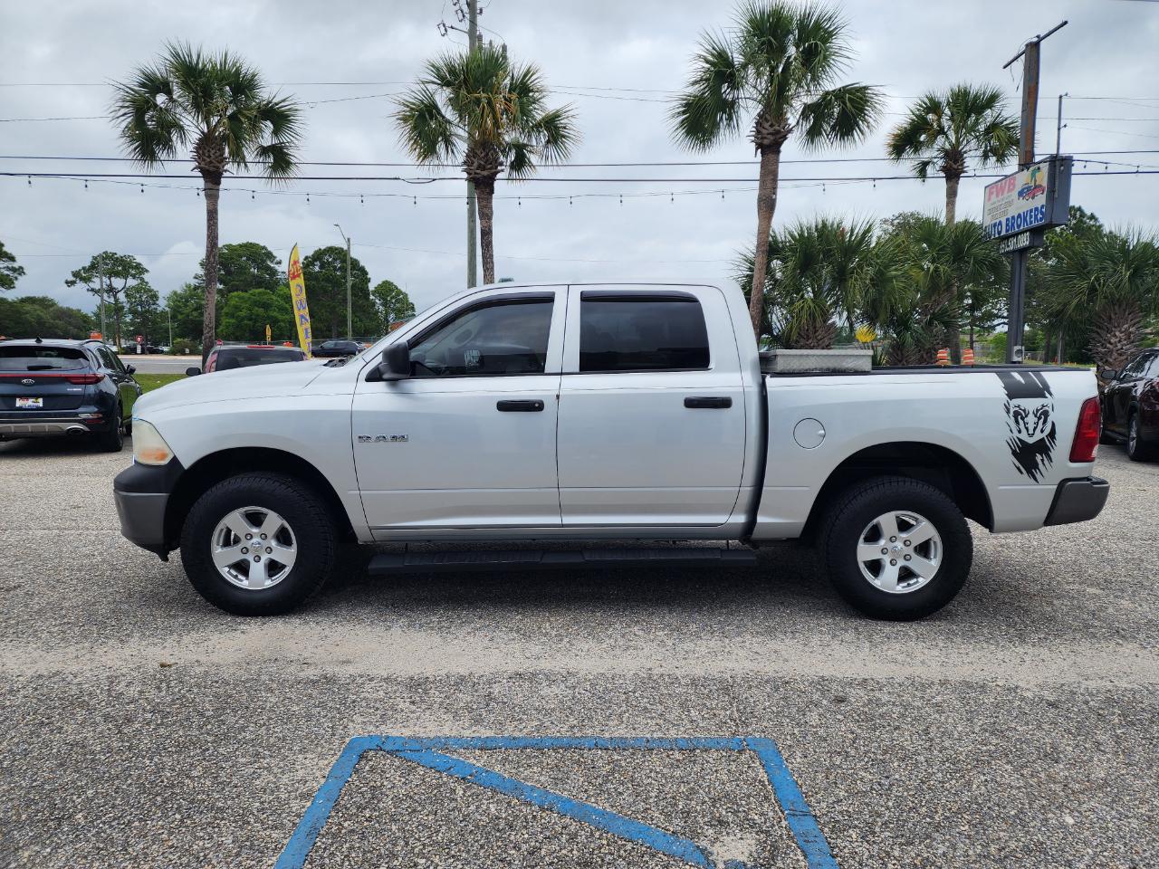 Dodge Ram 1500 4WD Crew Cab 140.5" ST 2010