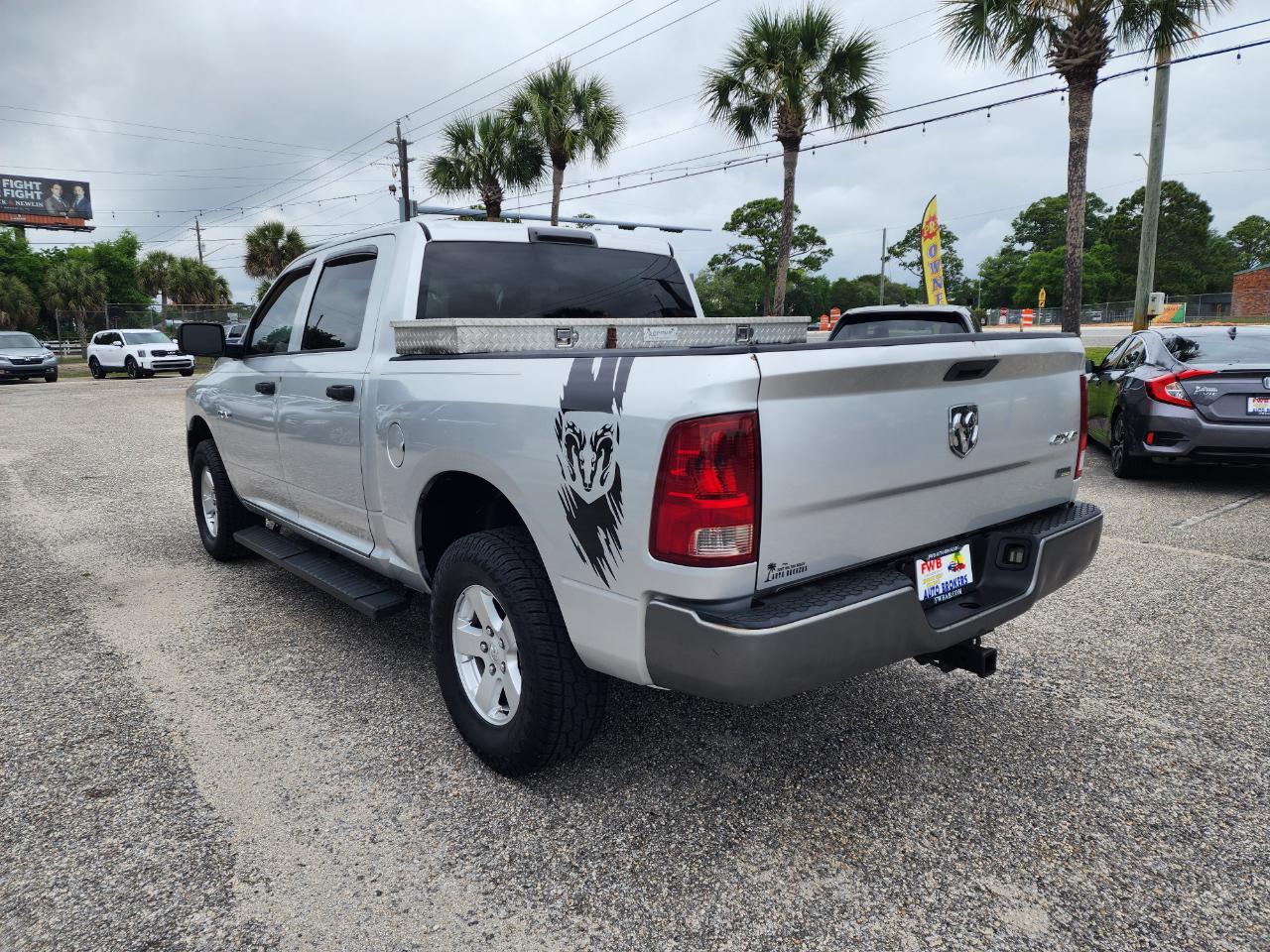 Dodge Ram 1500 4WD Crew Cab 140.5" ST 2010