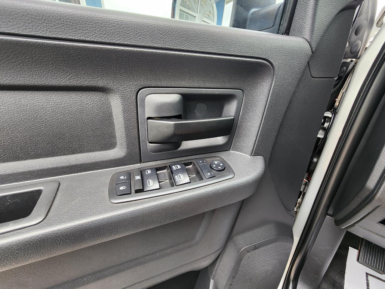 Dodge Ram 1500 4WD Crew Cab 140.5" ST 2010