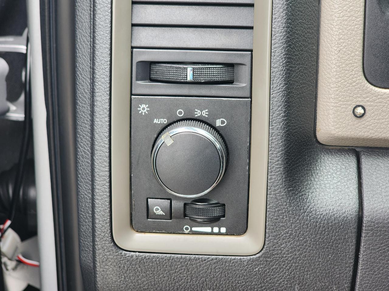 Dodge Ram 1500 4WD Crew Cab 140.5" ST 2010