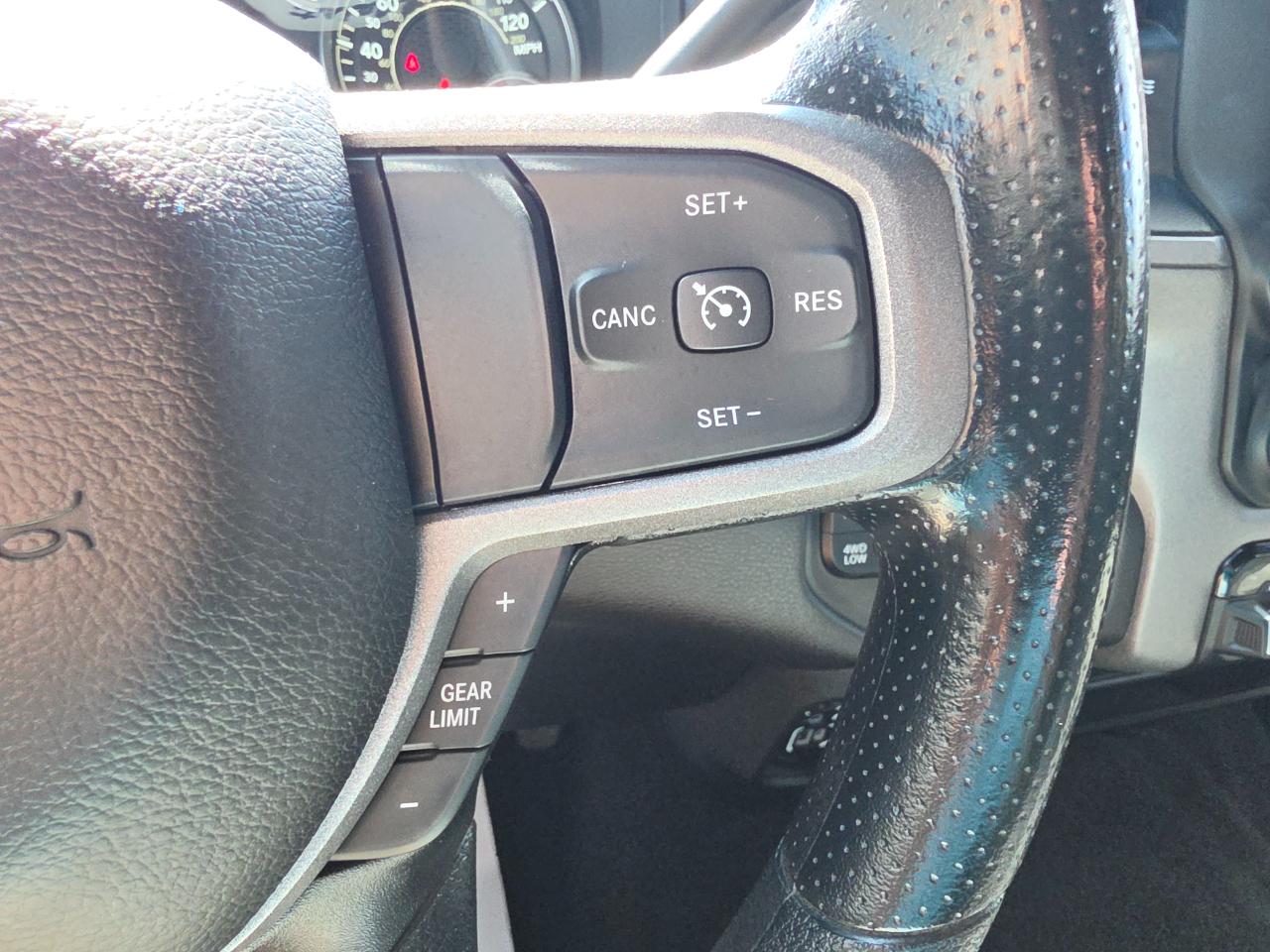 RAM 2500 Tradesman 4x4 Crew Cab 6'4" Box 2024