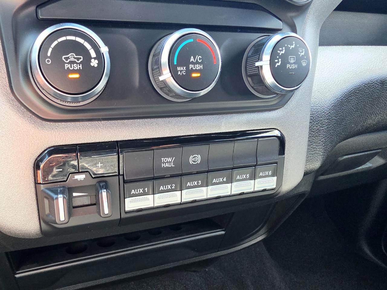 RAM 2500 Tradesman 4x4 Crew Cab 6'4" Box 2024
