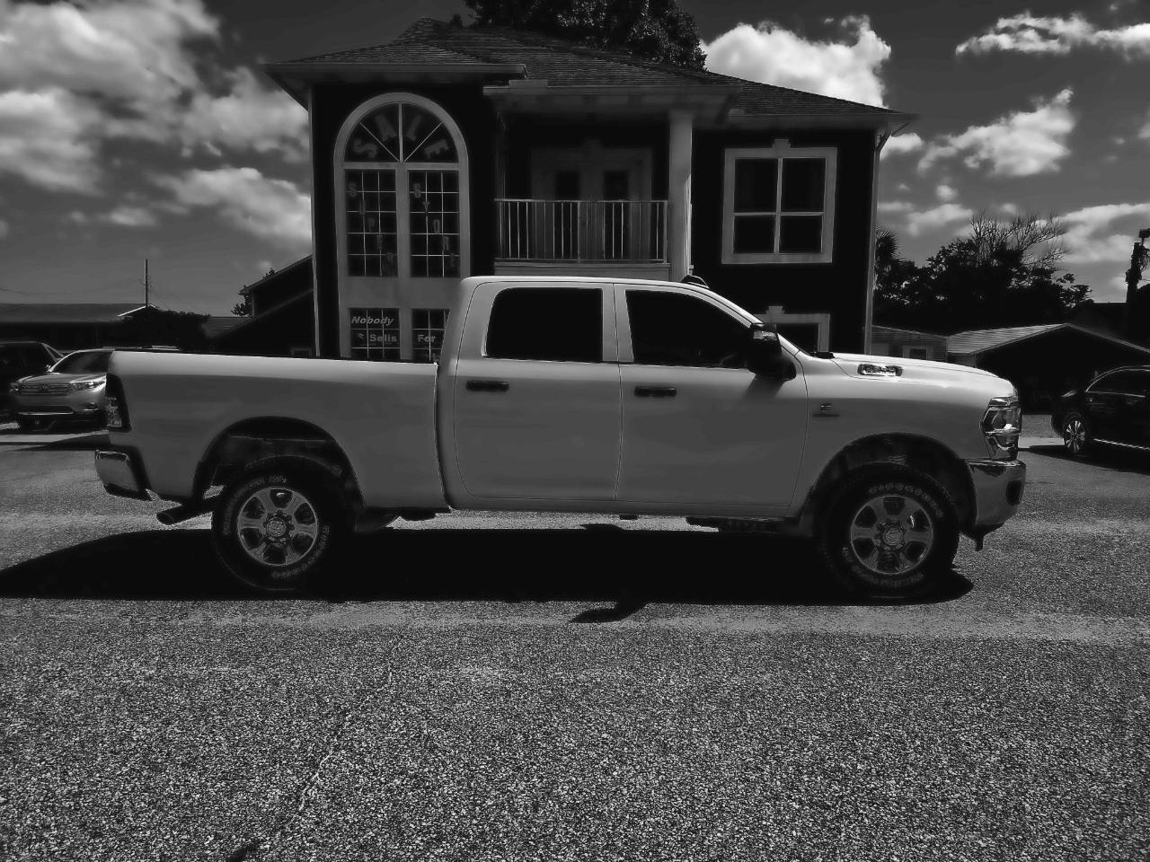 RAM 2500 Tradesman 4x4 Crew Cab 6'4" Box 2024