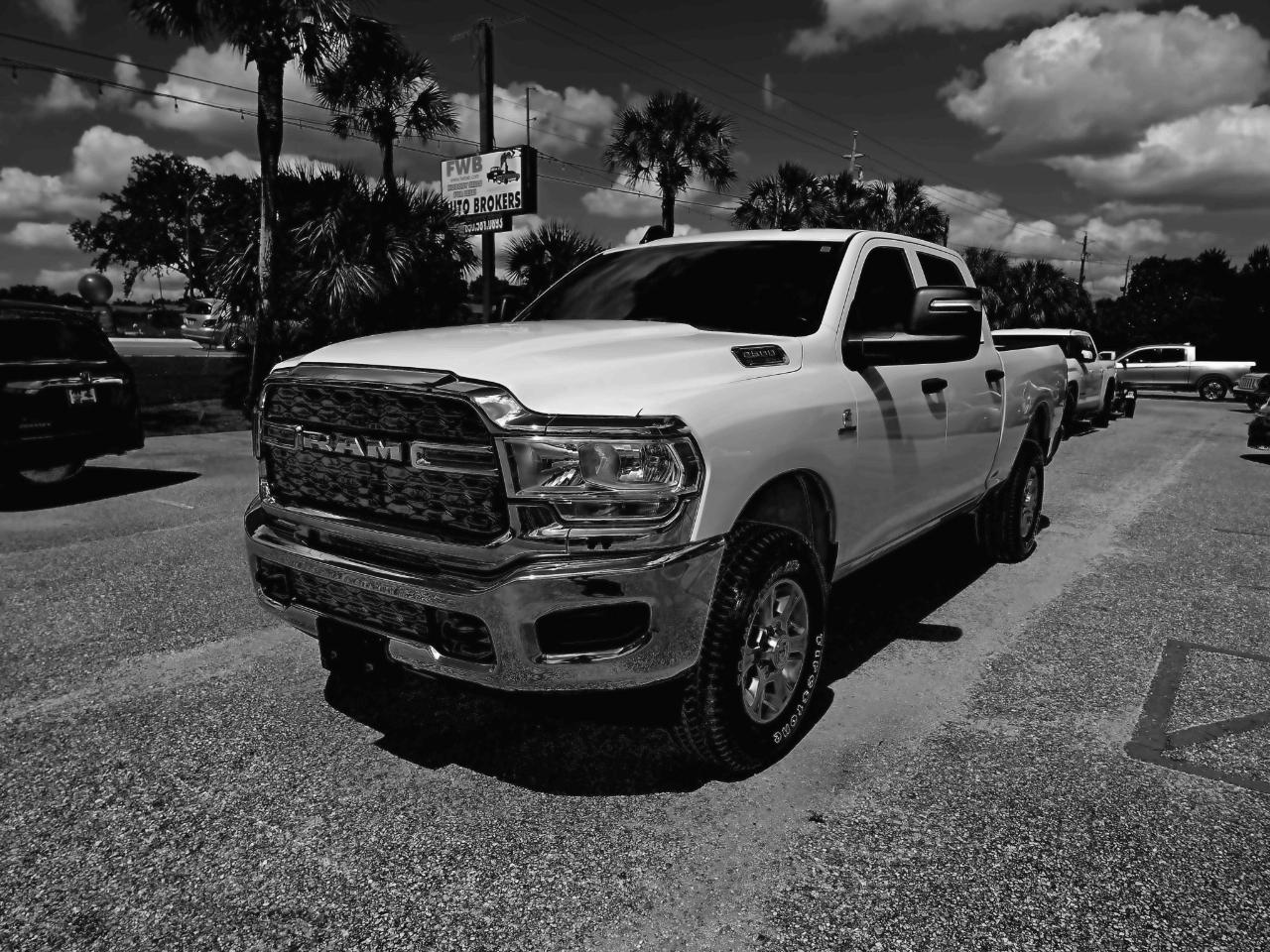 RAM 2500 Tradesman 4x4 Crew Cab 6'4" Box 2024