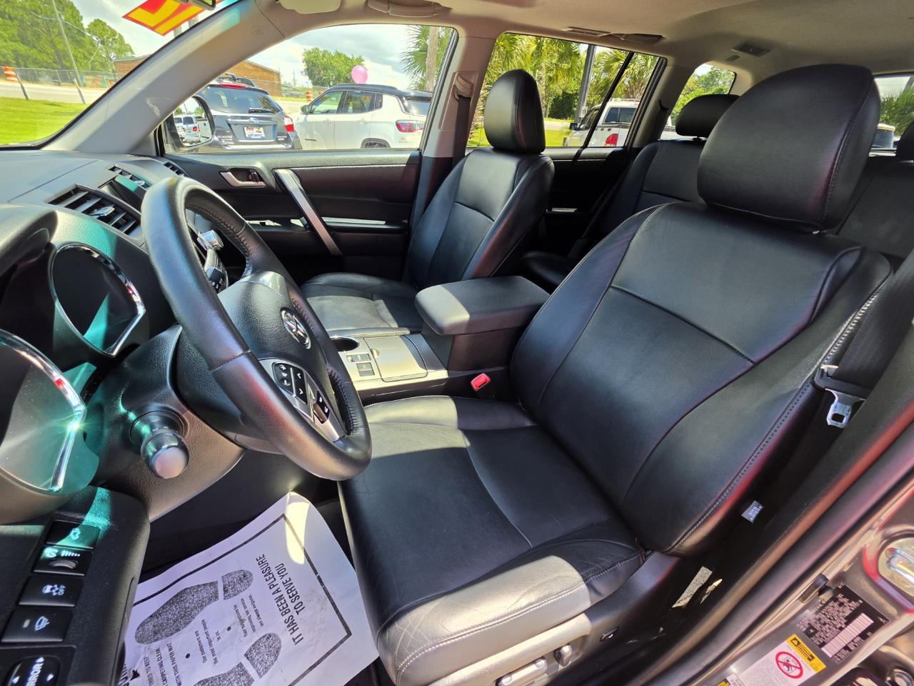 Toyota Highlander SE FWD V6 2012