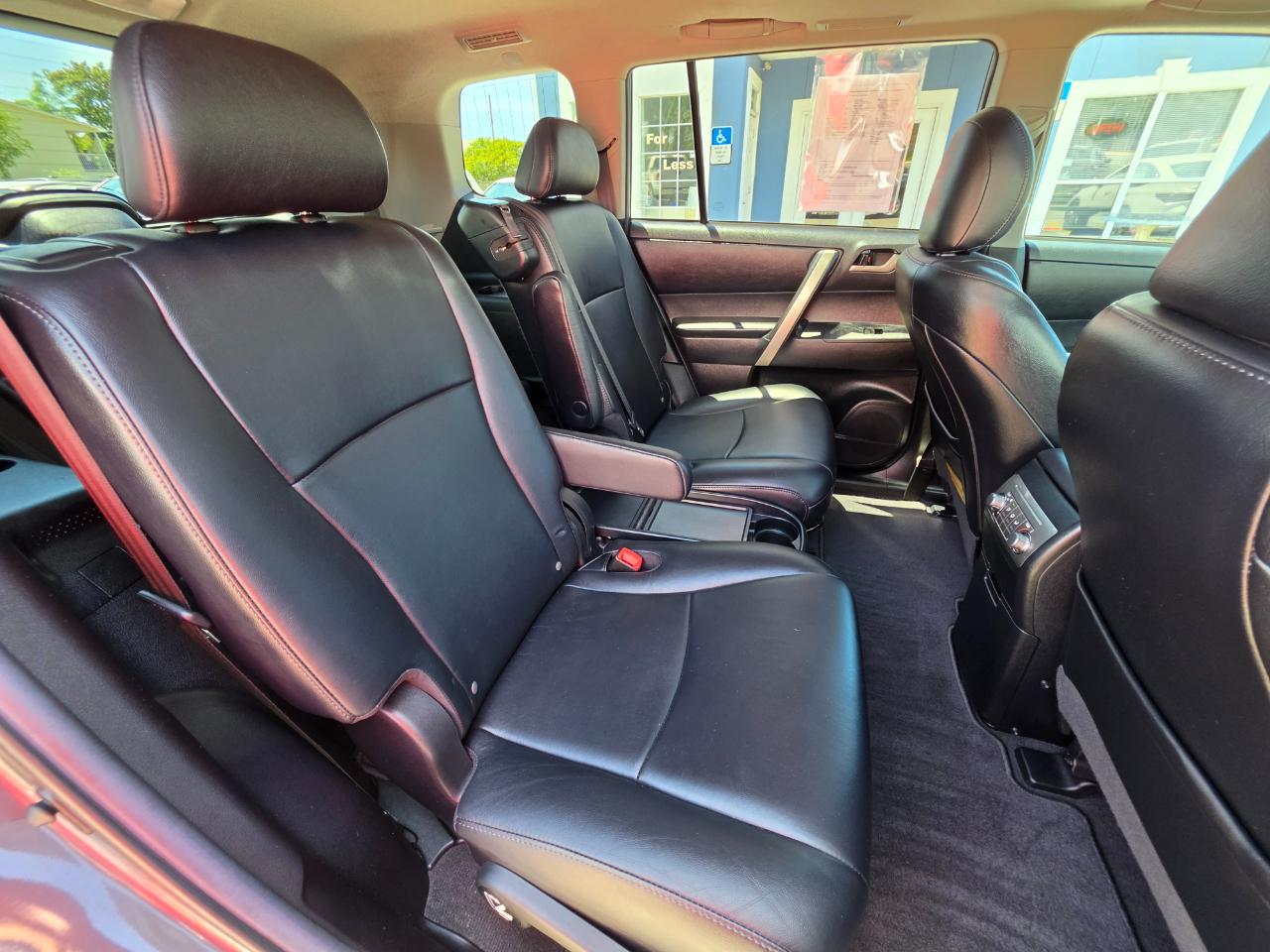 Toyota Highlander SE FWD V6 2012