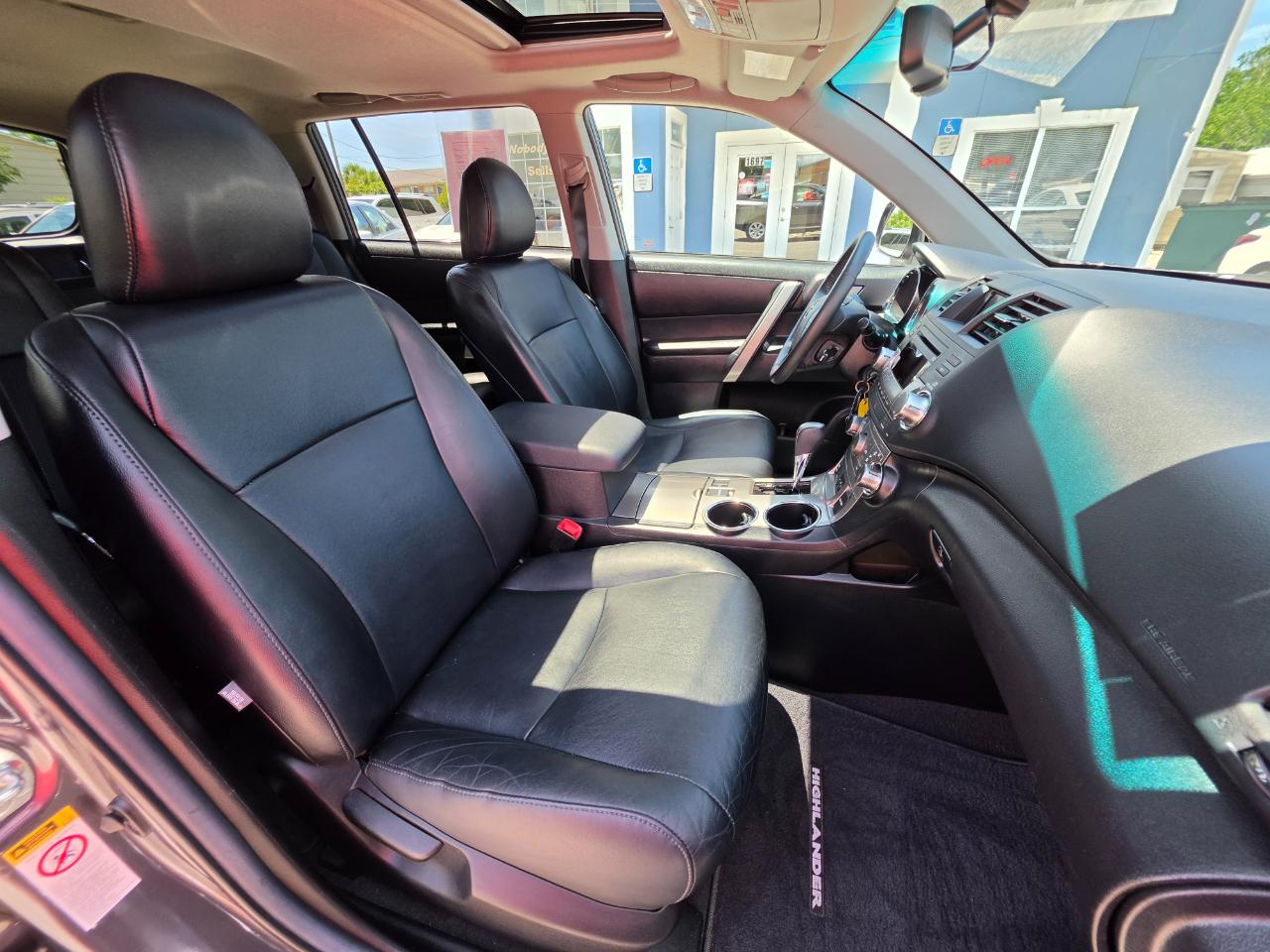 Toyota Highlander SE FWD V6 2012