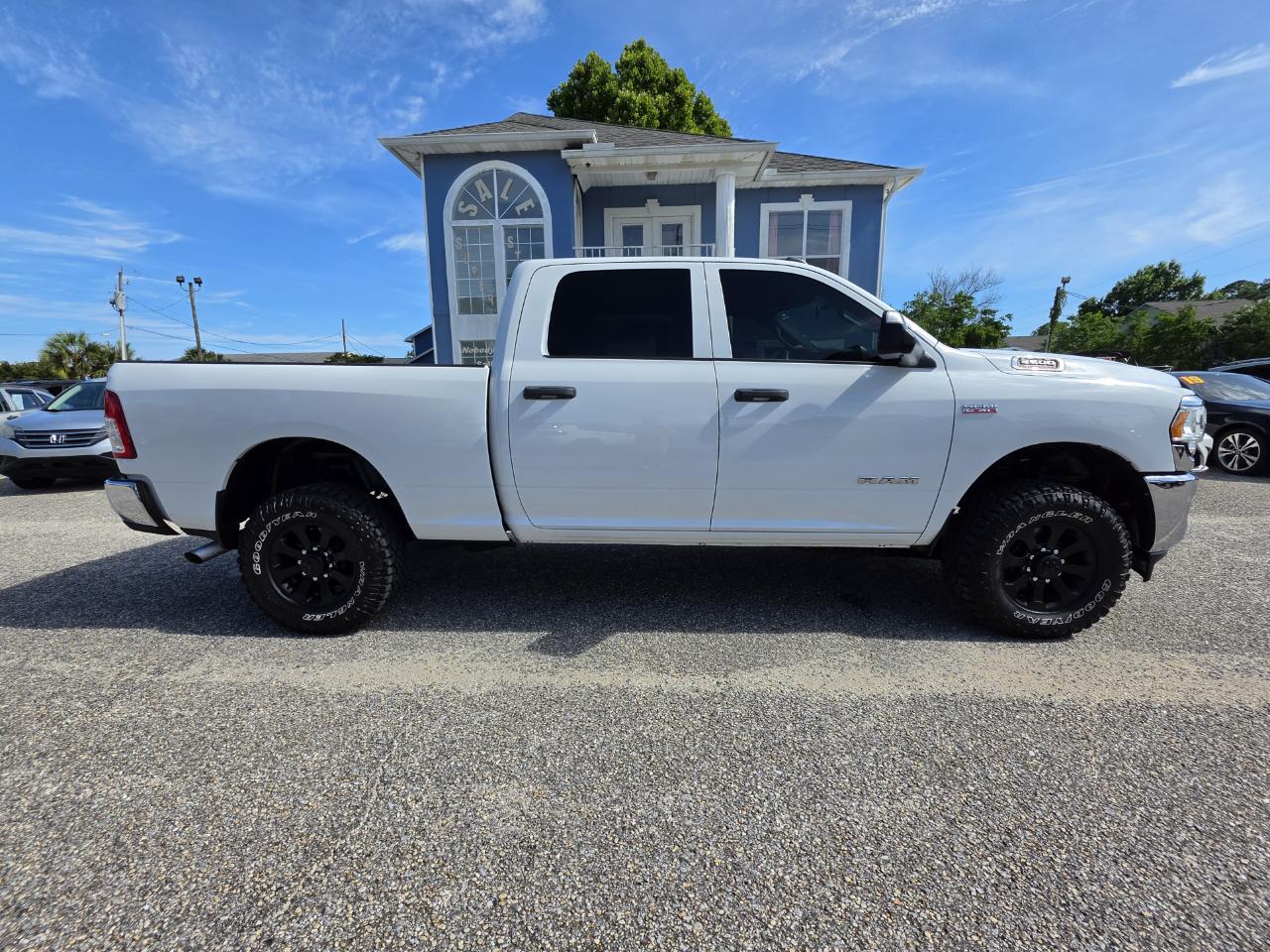 RAM 2500 Tradesman 4x4 Crew Cab 6'4" Box 2021