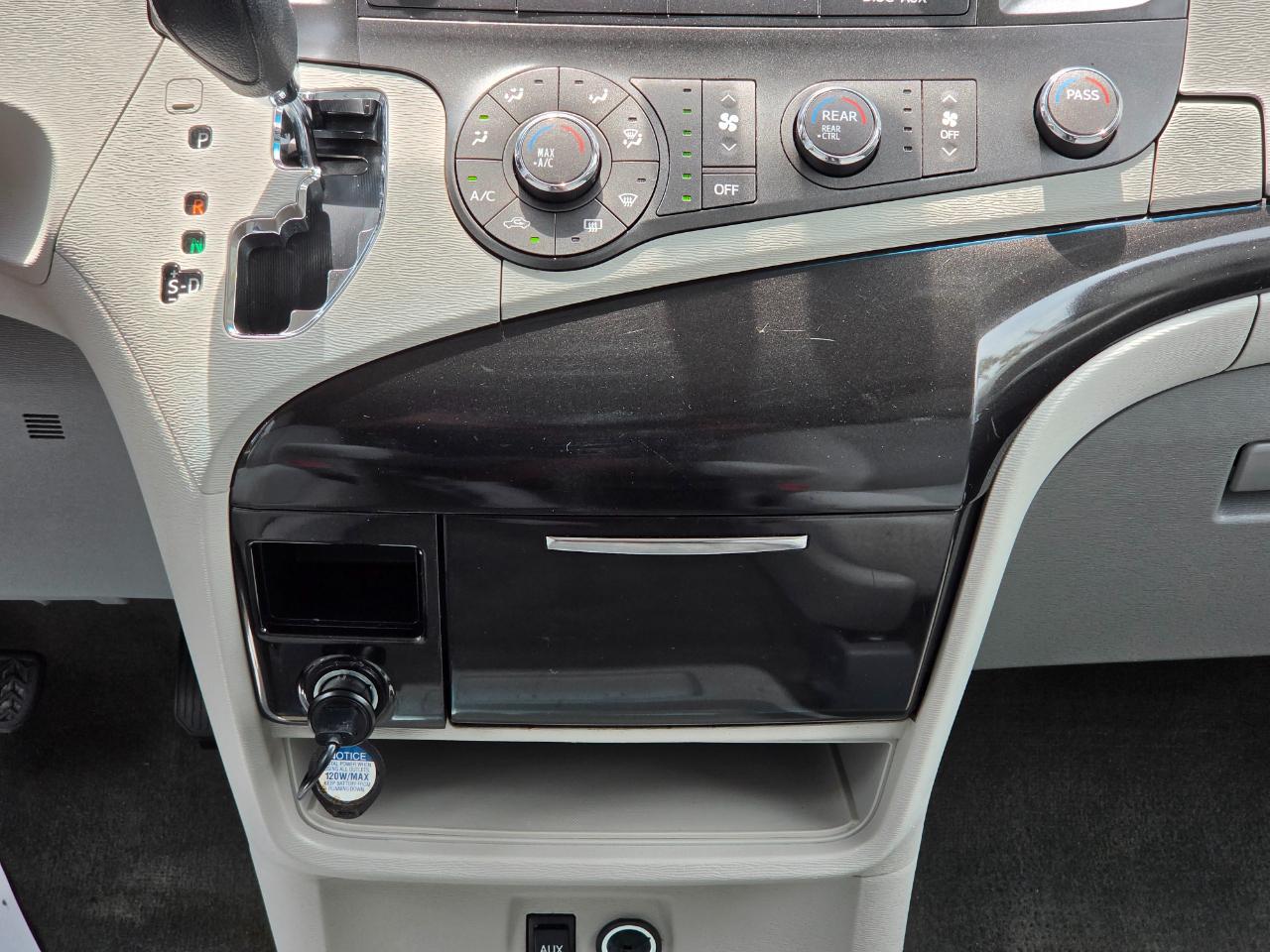 Toyota Sienna  2012