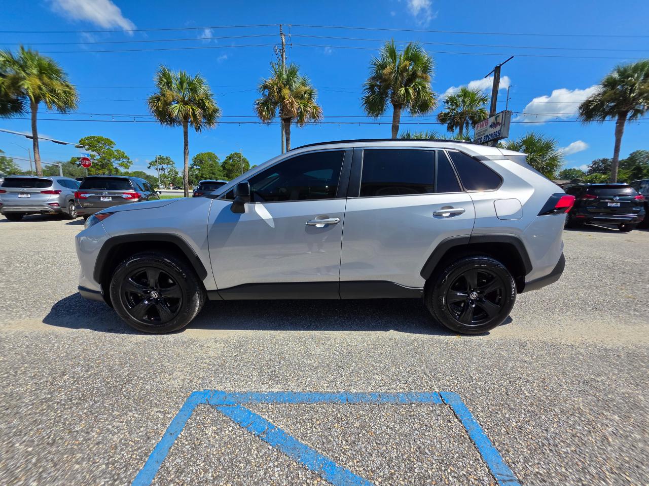 Toyota RAV4 LE FWD (Natl) 2020