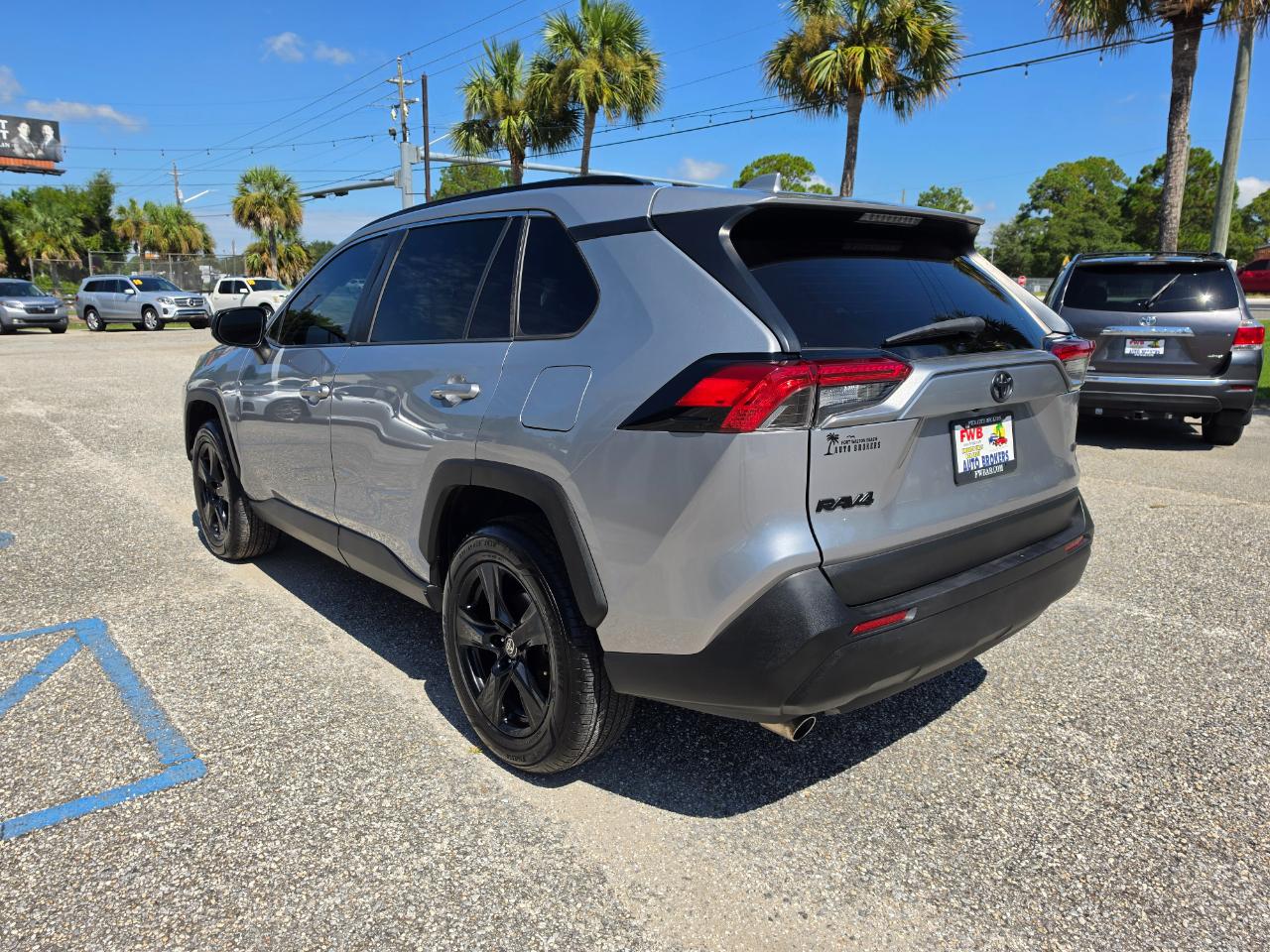 Toyota RAV4 LE FWD (Natl) 2020