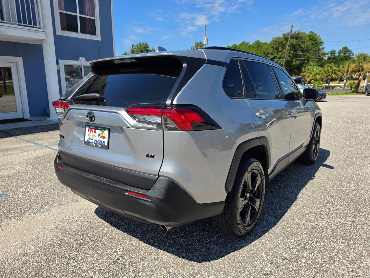 Toyota RAV4 LE FWD (Natl) 2020