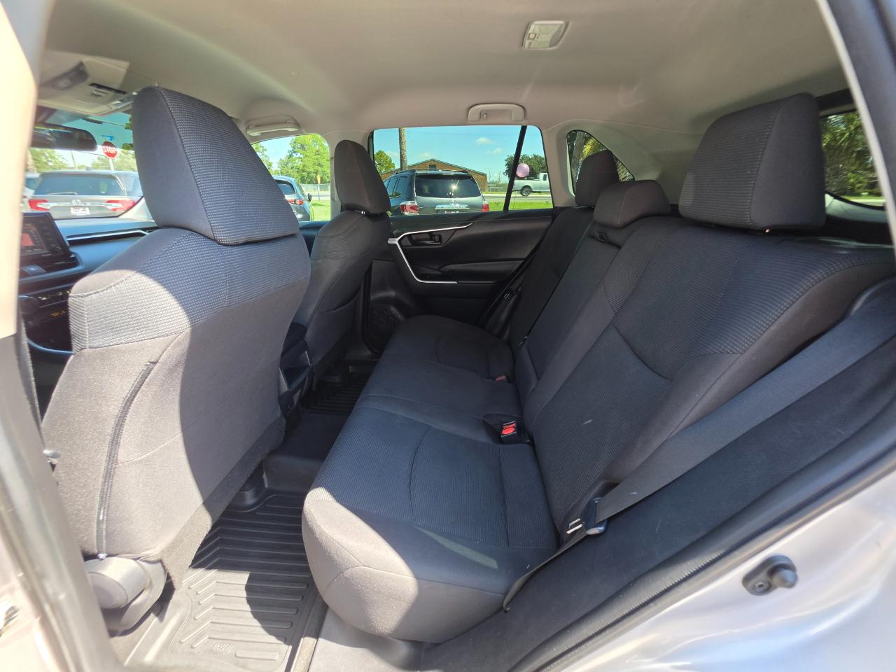Toyota RAV4 LE FWD (Natl) 2020