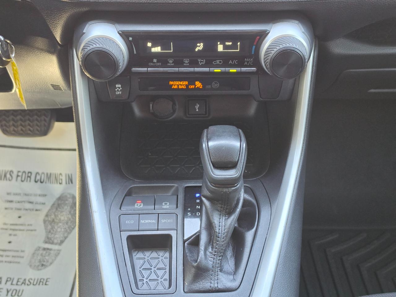 Toyota RAV4 LE FWD (Natl) 2020