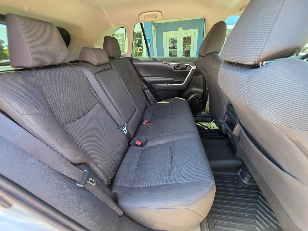 Toyota RAV4 LE FWD (Natl) 2020