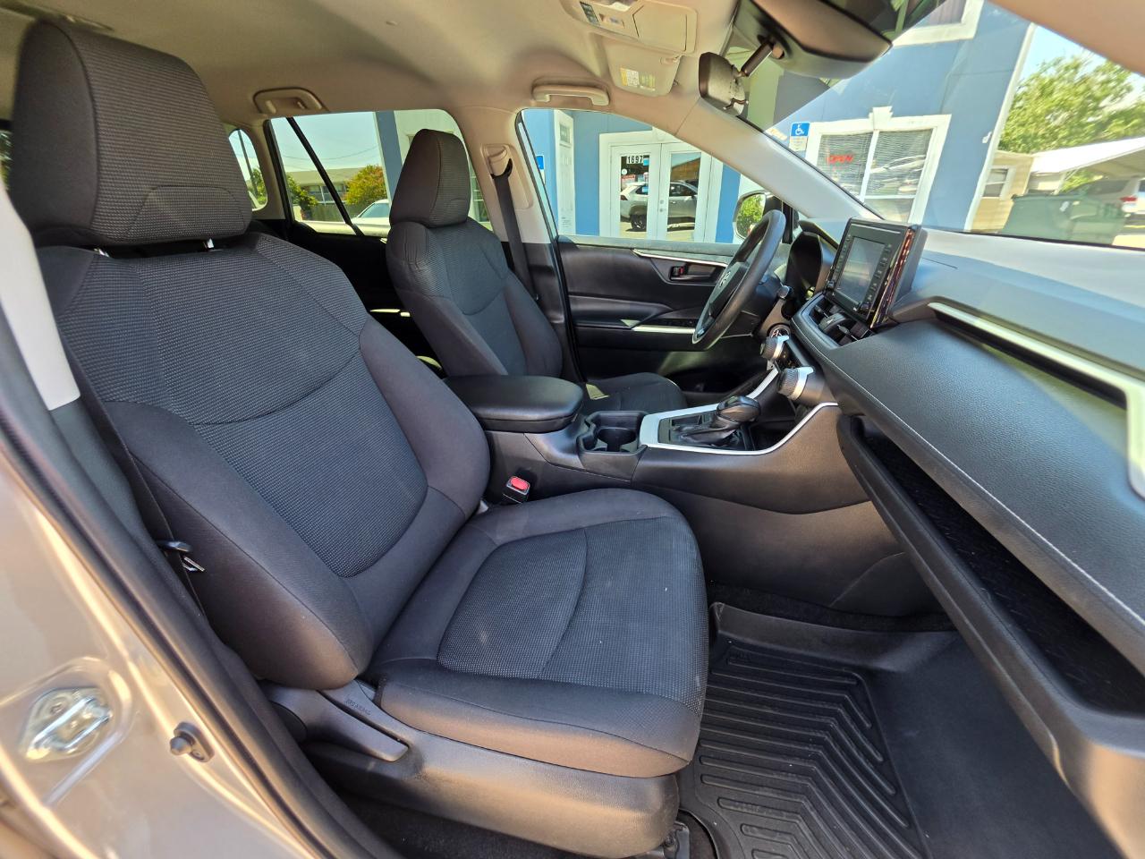 Toyota RAV4 LE FWD (Natl) 2020