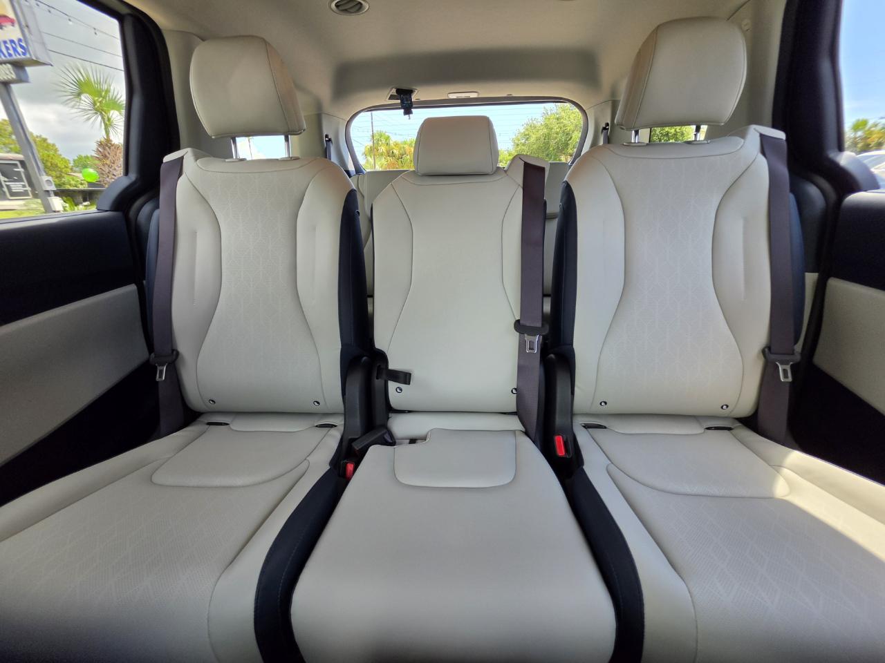 Kia Carnival EX FWD 2025