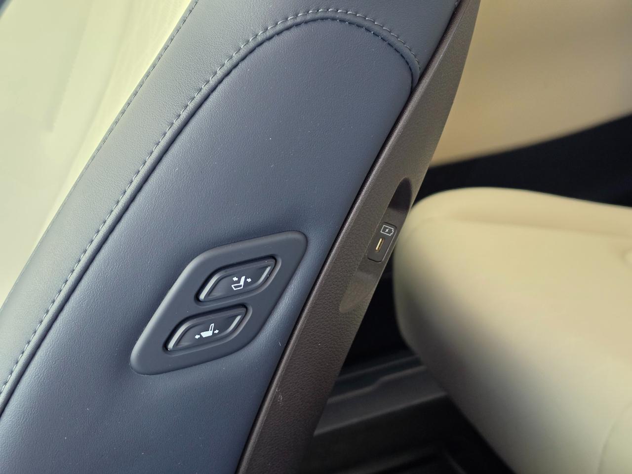 Kia Carnival EX FWD 2025