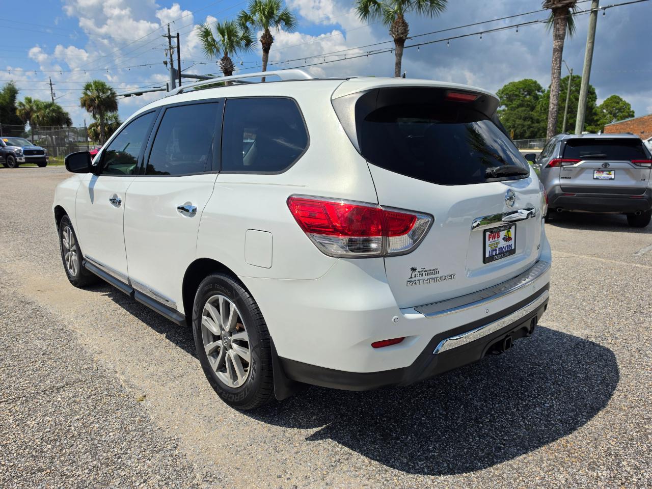 Nissan Pathfinder 2WD 4dr SL 2014