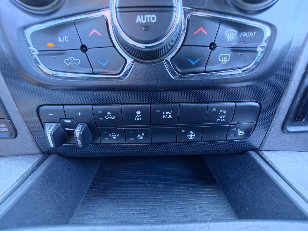 RAM 1500 4WD Crew Cab 140.5" Rebel 2016