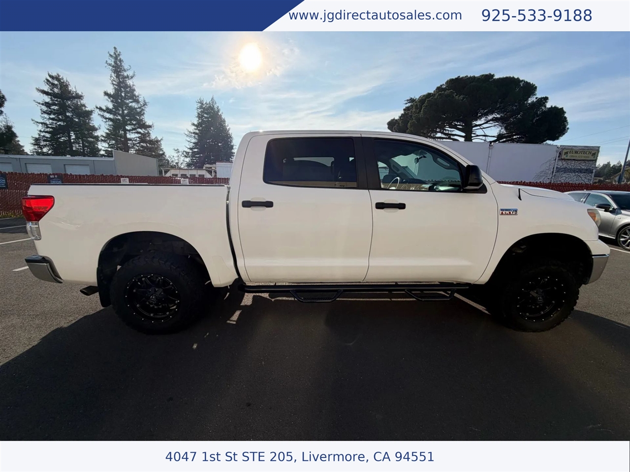 Toyota Tundra Tundra-Grade CrewMax 5.7L 4WD 2011