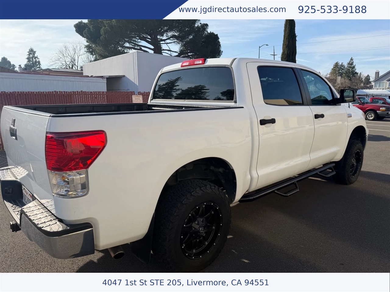 Toyota Tundra Tundra-Grade CrewMax 5.7L 4WD 2011