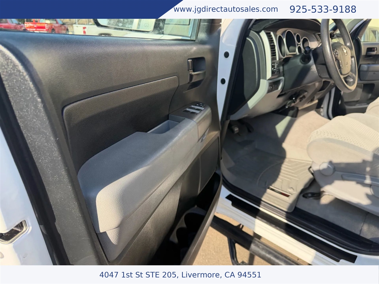 Toyota Tundra Tundra-Grade CrewMax 5.7L 4WD 2011